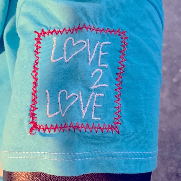 Peace Love World V neck T’s. Red, blue white - Picture 4 of 7